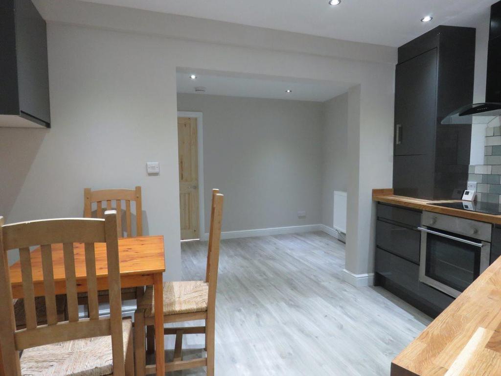 89 Fulford Road living area.jpg
