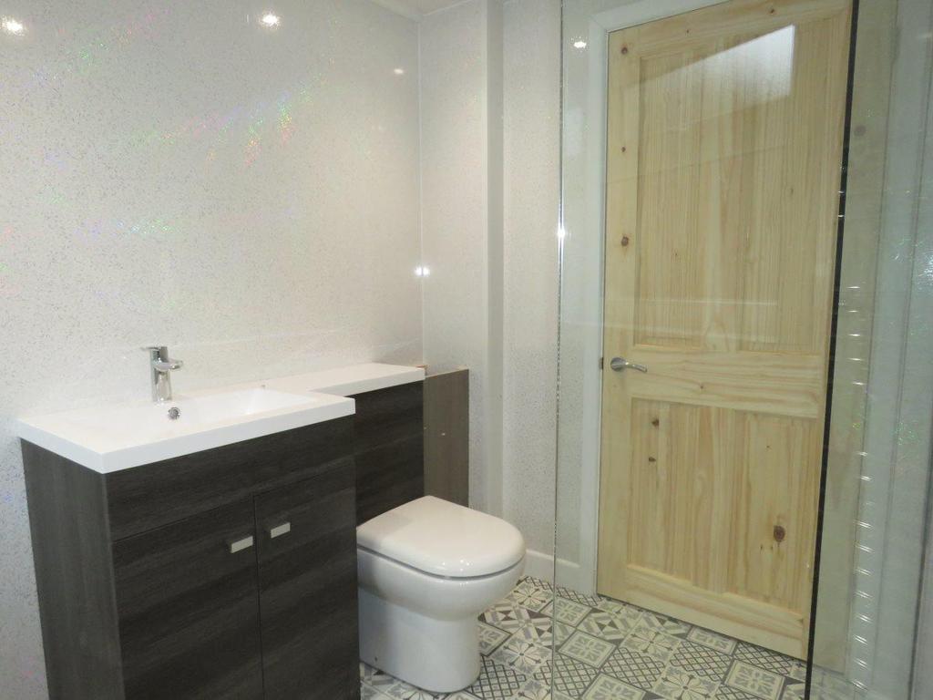 89 Fulford Road shower room.jpg
