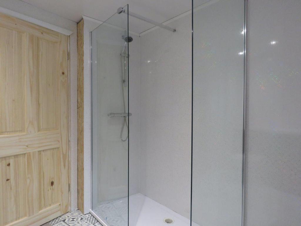 89 Fulford Road shower.jpg