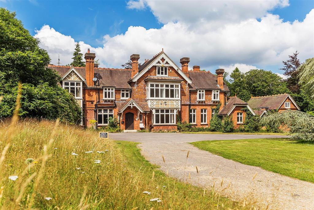 College Ride, Bagshot 12 bed detached house £2,500,000