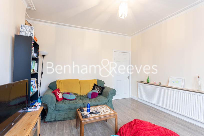 Kingsdown Avenue, Northfields, W13 3 bed apartment £1,450 pcm (£335 pw)