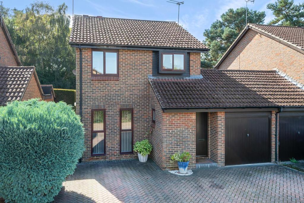 Tresillian Way, Woking, GU21 4 bed house £595,000