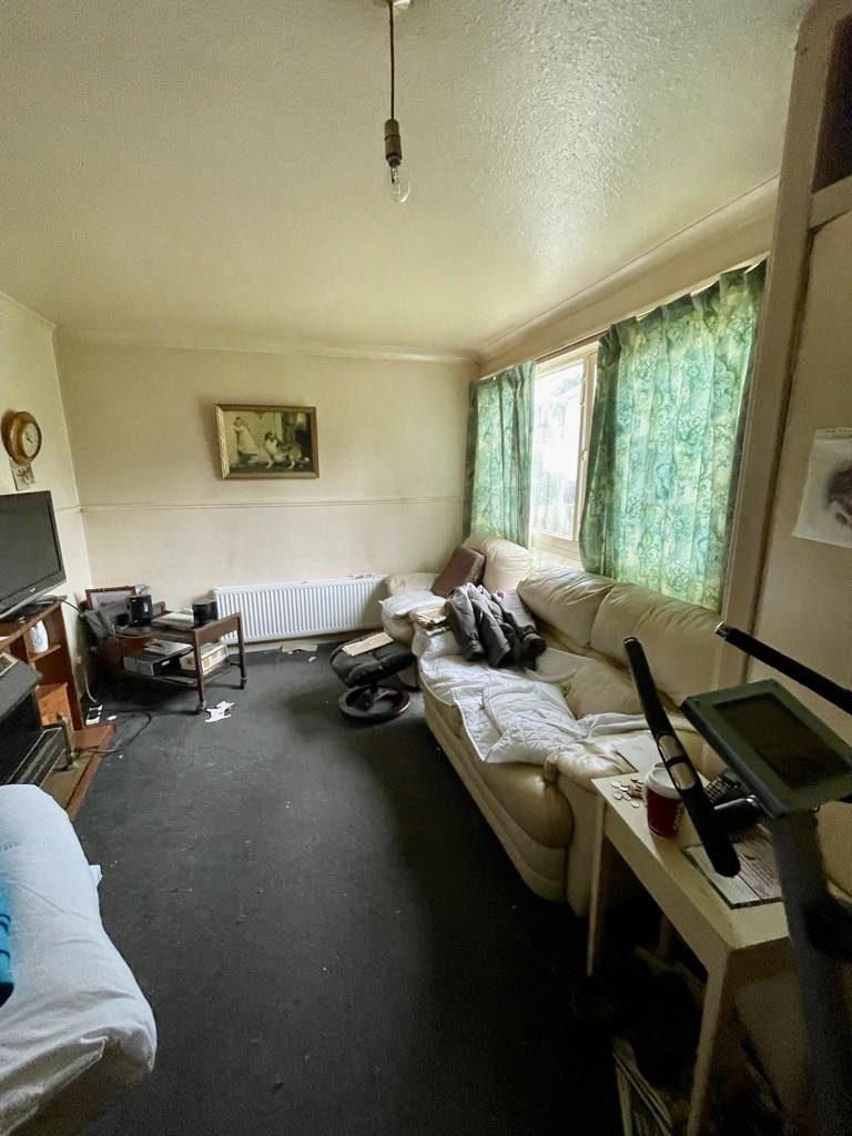 Park Crescent, Torrance G64 4BH 3 bed semidetached house £105,000
