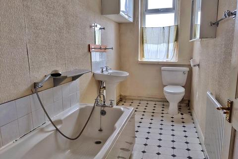 306 Abbey Hills Road, Oldham, OL8 2DH