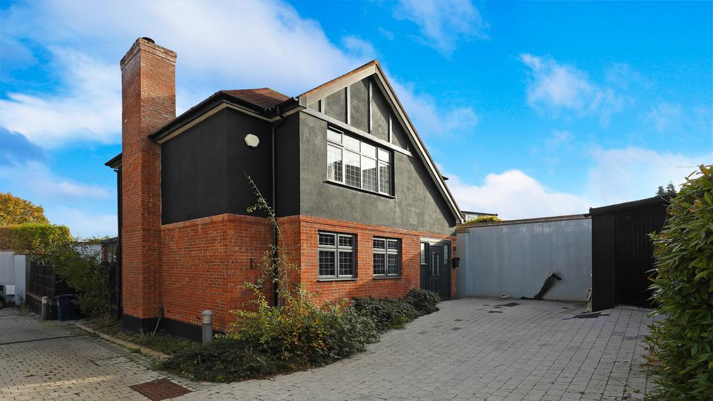 Chinnor Crescent, Greenford, UB6 3 bed detached house £635,000