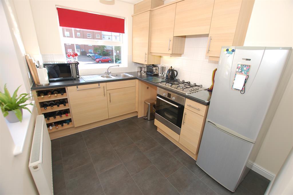 Trefoil Gardens, Amblecote, Stourbridge, DY8 4DB 2 bed flat £145,000