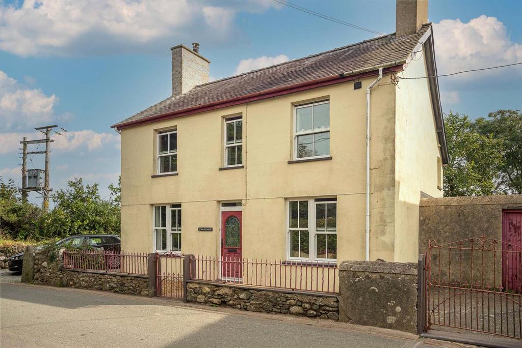 Saron, Caernarfon, Gwynedd, LL54 2 bed detached house £260,000