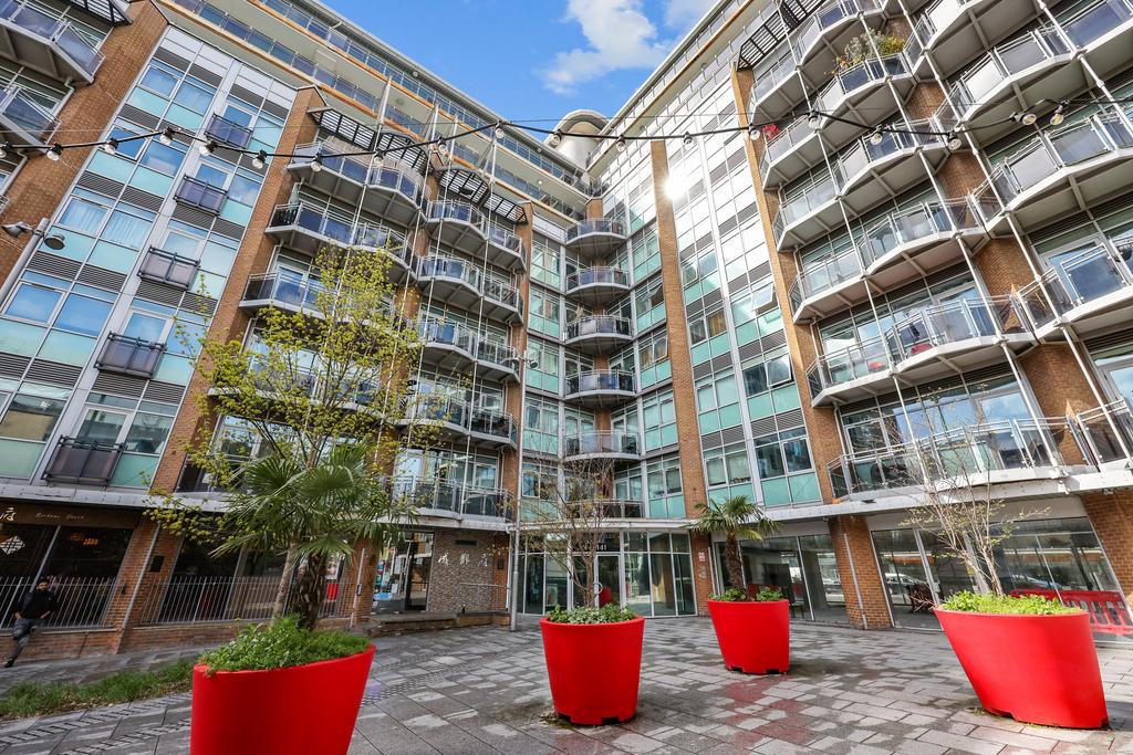 Gerry Raffles Square, Stratford, E15 2 bed flat - £2,000 pcm (£462 pw)