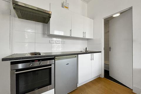 Studio to rent - Iverson Road, London, NW6