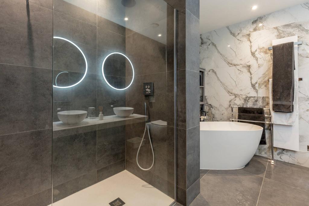 Principal Bathroom
