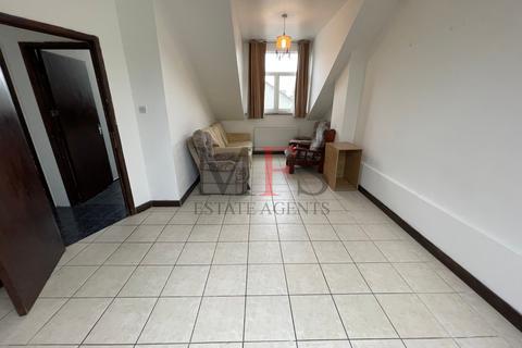 3 bedroom flat to rent - King Street, Southall, UB2