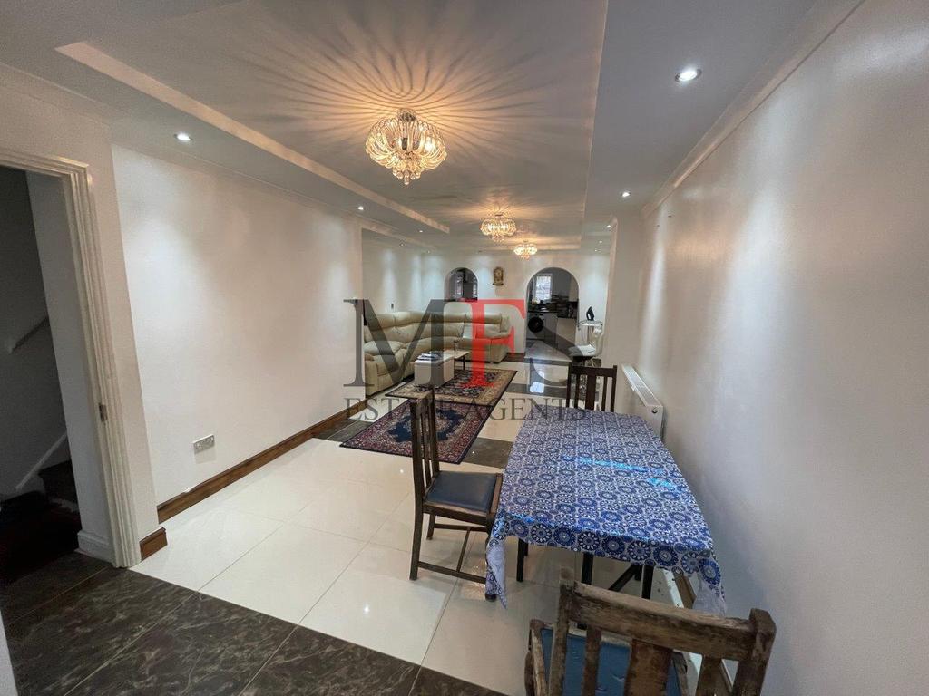 Torridge Road, Langley, SL3 3 bed house £1,500 pcm (£346 pw)