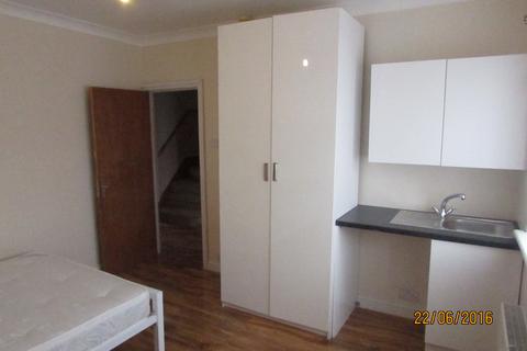 1 bedroom in a house share to rent, Eastern Avenue,  Ilford, IG2