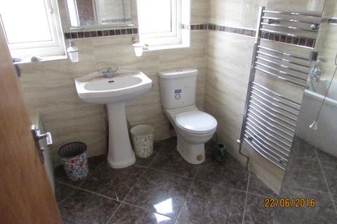 1 bedroom in a house share to rent, Eastern Avenue,  Ilford, IG2