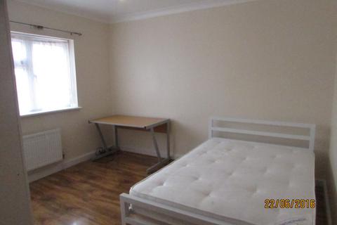 1 bedroom in a house share to rent, Eastern Avenue,  Ilford, IG2