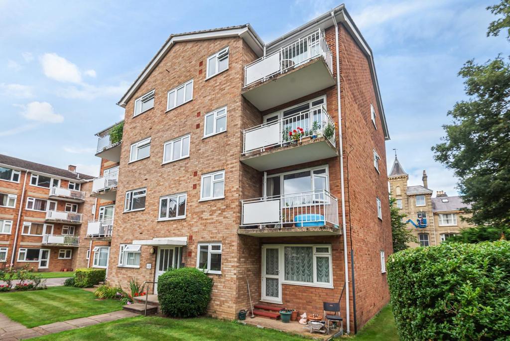 Elton Close, Hampton Wick, KT1 1 bed flat £349,950