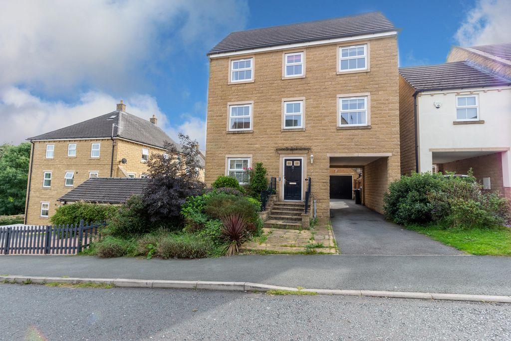 Fountain Head Road, Halifax HX2 0SR 4 bed detached house £300,000