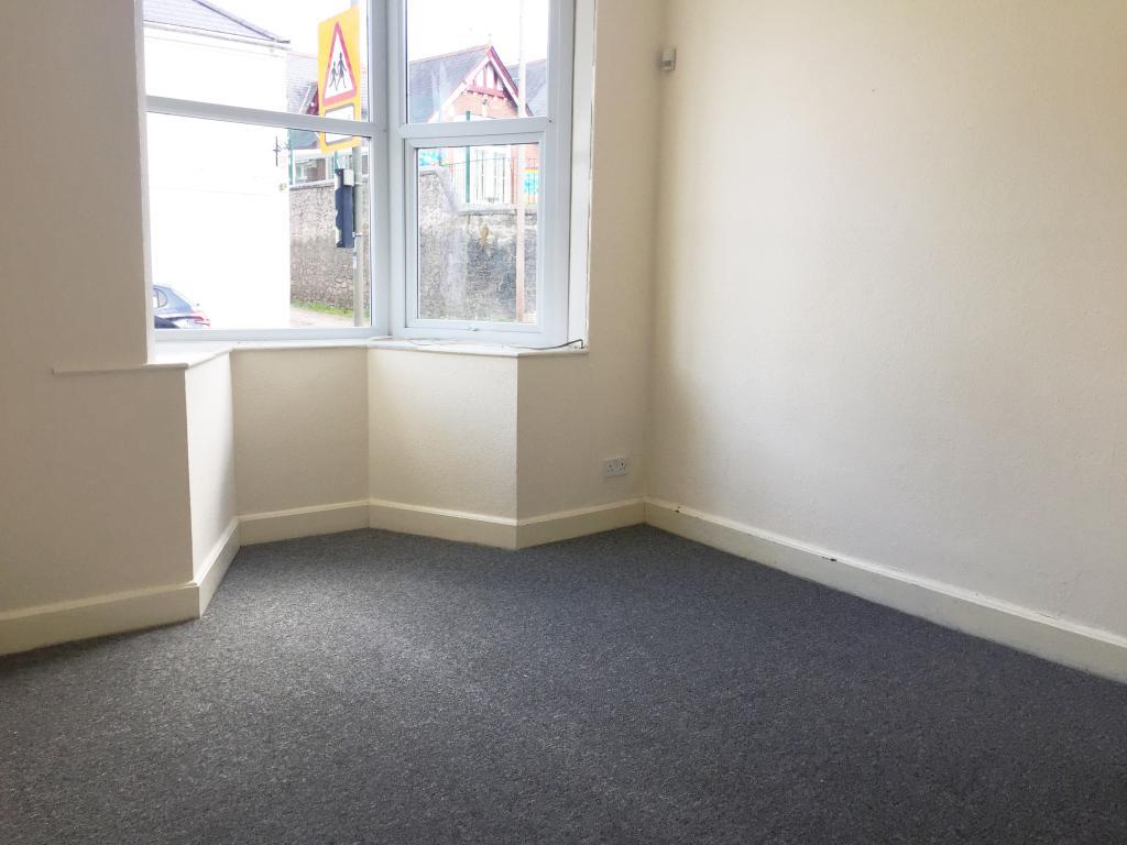 St James Road, Torquay, TQ1 4AZ 2 bed ground floor flat £700 pcm (£