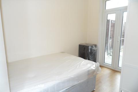 1 bedroom in a house share to rent - Fairfield Road, London, N18