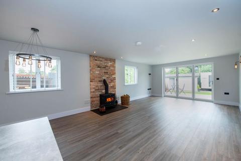Somersby Lodge, 21a Fen Road, East Kirkby, Spilsby, PE23 4DB