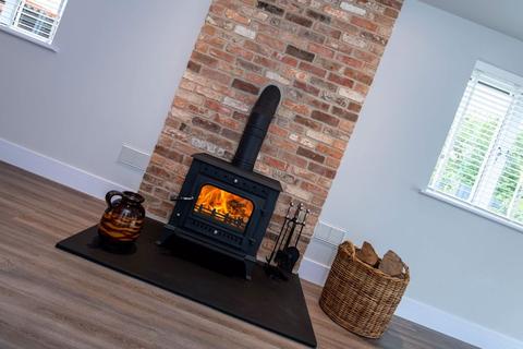 Somersby Lodge, 21a Fen Road, East Kirkby, Spilsby, PE23 4DB