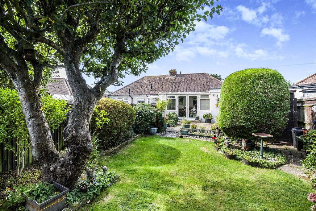 West Close, Polegate 2 bed semidetached bungalow £300,000