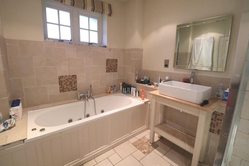 Master Ensuite.JPG