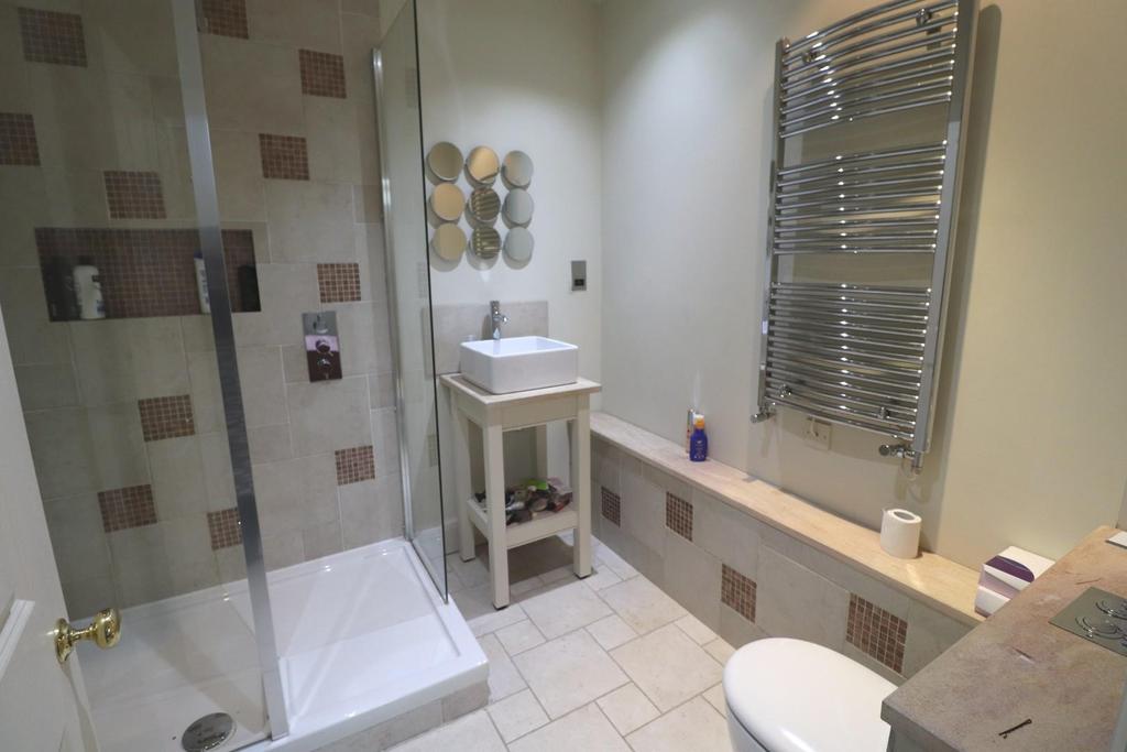 Bedroom 6 Ensuite.JPG