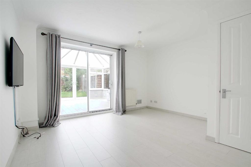 Balmoral Road, Abbots Langley... 2 bed terraced house £400,000