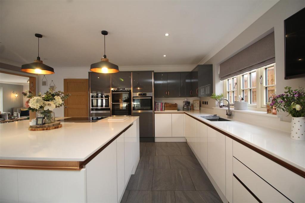 Broadgate, Whaplode Drove, Spalding 5 bed detached house £575,000