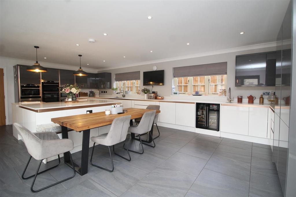 Broadgate, Whaplode Drove, Spalding 5 bed detached house £575,000