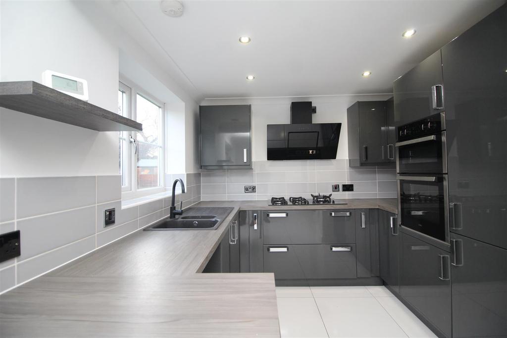 Worthington Road, Balderton, Newark 3 bed detached house £230,000