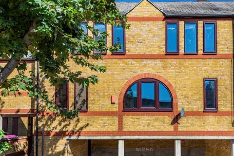 18 Codling Close, London, E1W 2UX