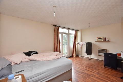 3 bedroom maisonette to rent, Aldgate Grove, Newtown