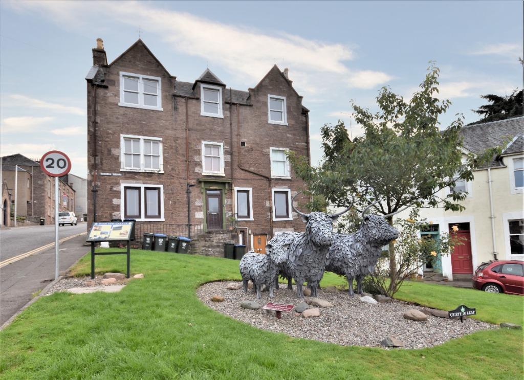 Burrell Square, Crieff, Perthshire, PH7 4DP 2 bed ground floor flat £