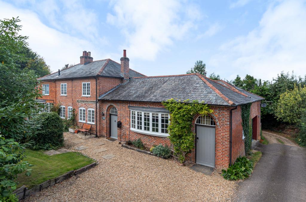 The Green, Upper Clatford, Andover, SP11 4 bed semidetached house £