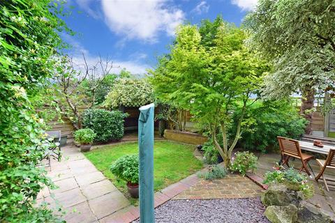 8 Hillcrest Drive, Cuxton, Rochester, ME2 1AA