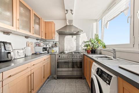 2 bedroom flat to rent, Whitgift House, 61 Westbridge Road, London