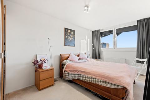 2 bedroom flat to rent, Whitgift House, 61 Westbridge Road, London