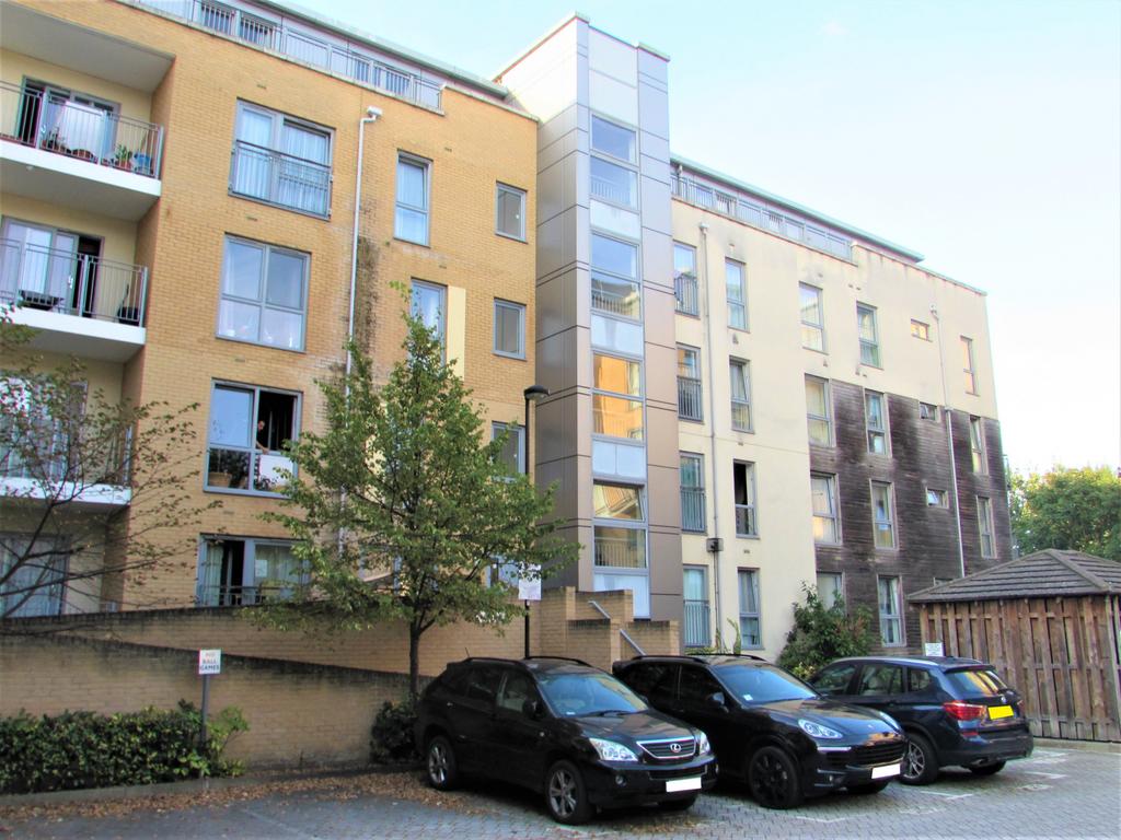 Domus Court, Edgware, Middlesex HA8 2 bed flat £315,000