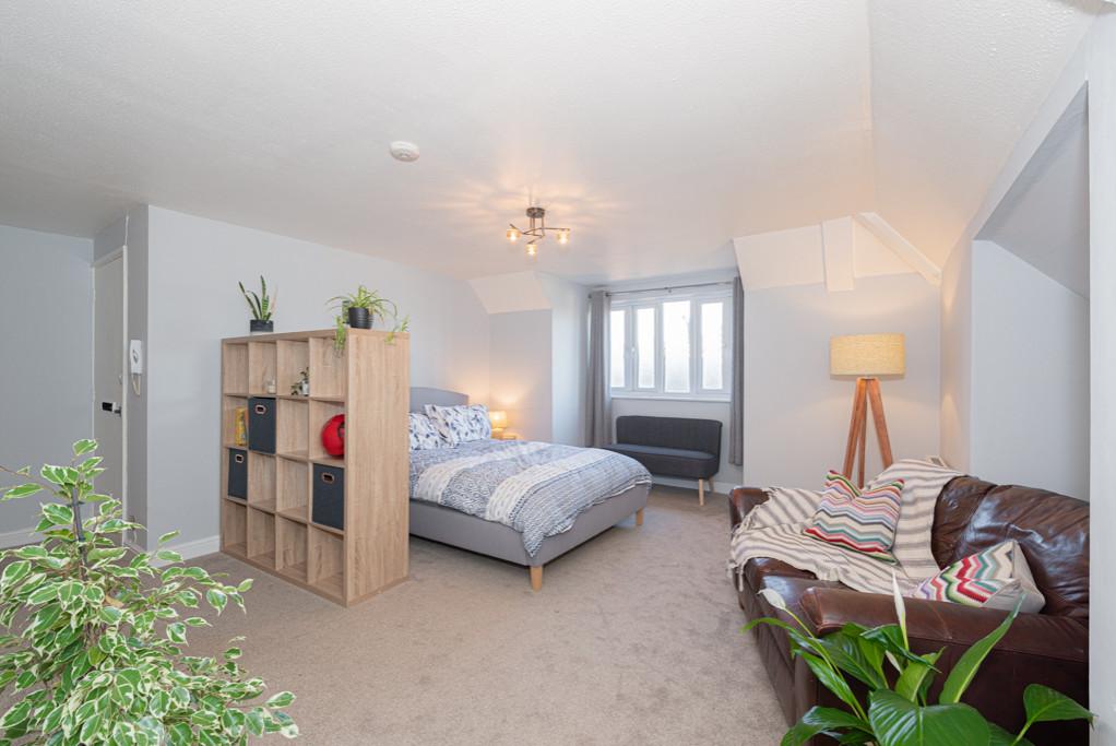 Leatherhead Studio for sale £195,000
