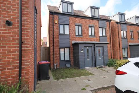 3 bedroom terraced house to rent, Churm Lane, Lawley