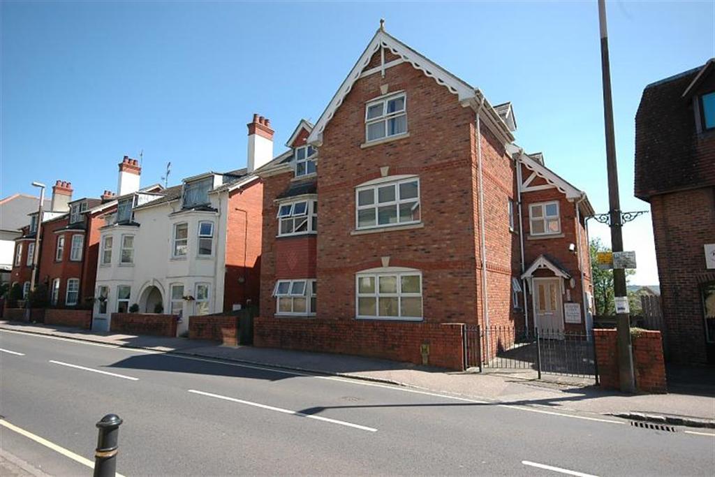 Lower Street, Pulborough, West Sussex, RH20 1 bed flat £850 pcm (£196 pw)