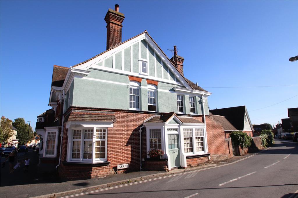 York Road, Earls Colne, Colchester, CO6 2 bed apartment £875 pcm (£