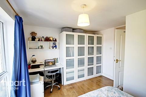 8 Nutmeg Close, London, E16 4PG