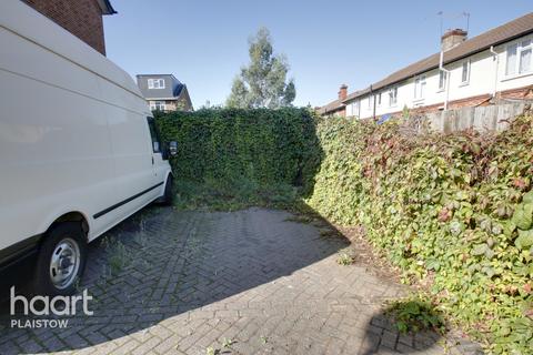 8 Nutmeg Close, London, E16 4PG