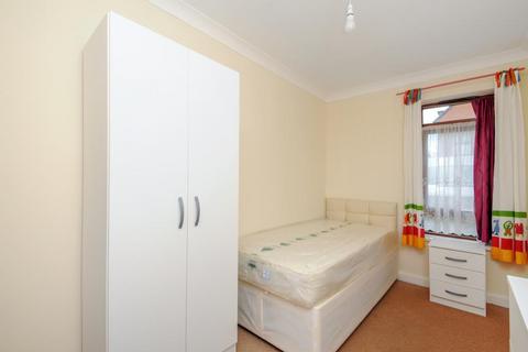 2 bedroom apartment to rent, Pellow Close,  Barnet,  EN5