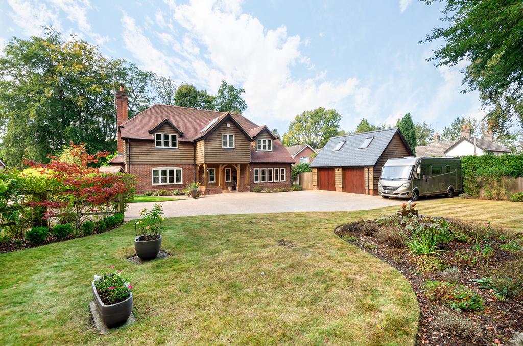 Lyndhurst Road, Landford, Salisbury, Wiltshire, SP5 4 bed detached