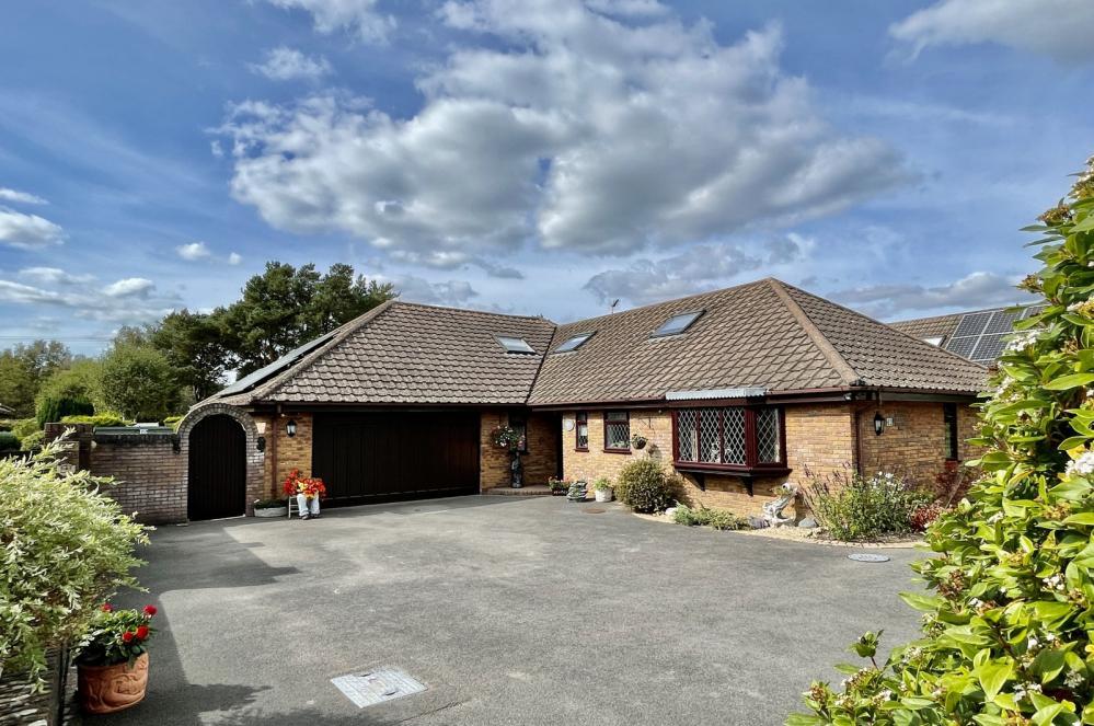 Oaks Drive, St Leonards, Ringwood... 5 bed detached house £895,000