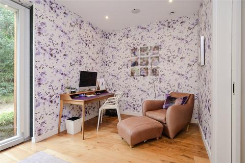 2 Carlile Place, Richmond, TW10 6GU
